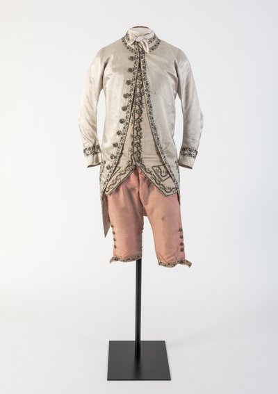Cappotto ricamato in seta satinata crema e calzoni in seta rosa da uomo, anni 1780 da Unbekannt Unbekannt
